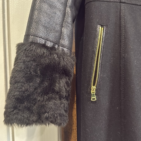 GUESS Peacoat - black - wool blend with faux fur trim and gold hardware - Picture 5 of 10
